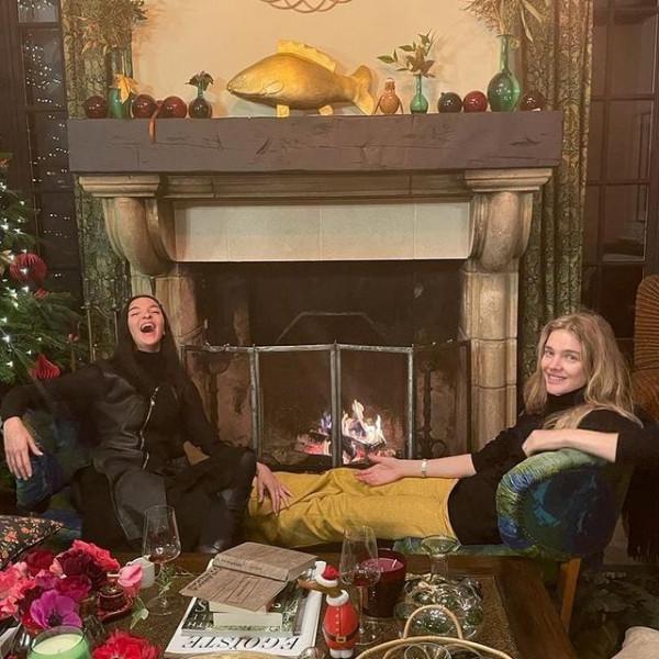 39歲LV太子妃家中招待閨蜜，純素顏很真實，太子爺彈鋼琴助興