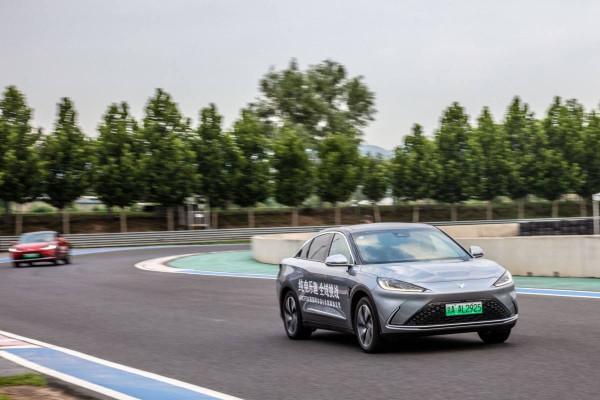 看似紳士實則暴徒,4.2秒破零百公里加速,極狐αS試駕,效能很強 看似紳士實則暴徒,4.2秒破零百公里加速,極狐αS試駕,效能很強