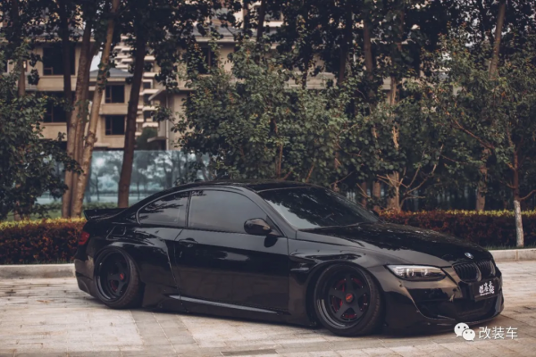 遼寧車友的寶馬E92逆向改裝，先選寬體後挑車你學到了嗎？