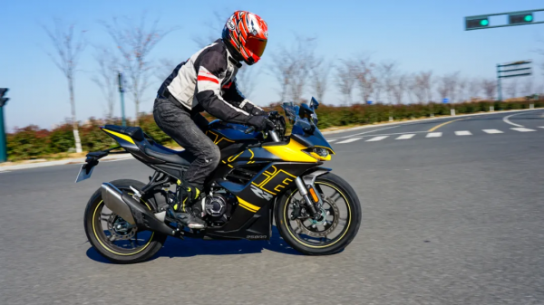 提速更快震動更低，國產250小跑車中頂級選手—無極250RR測評