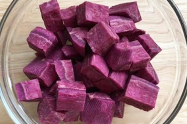 創意早餐食譜:紫薯蘋果雞肉沙拉,搭配白煮蛋和核桃仁 創意早餐食譜:紫薯蘋果雞肉沙拉,搭配白煮蛋和核桃仁