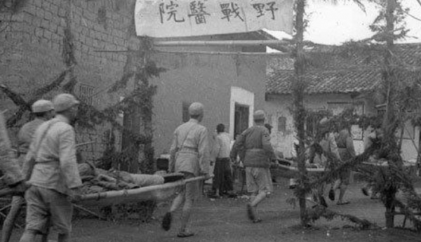 1953年，開國少將攜妻回鄉祭祖，卻發現童養媳等了自己一輩子