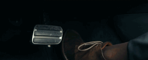 穿高衩裙光腳打架、徒手扒飛機，這部耗資超12億的大爽片，好過癮