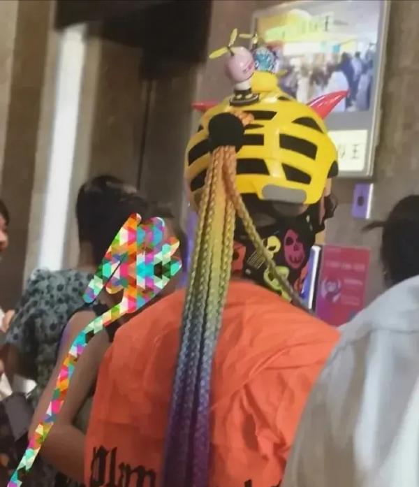 追了一年的男神同意和我交往了，前提是給他買個蘋果13？哈哈