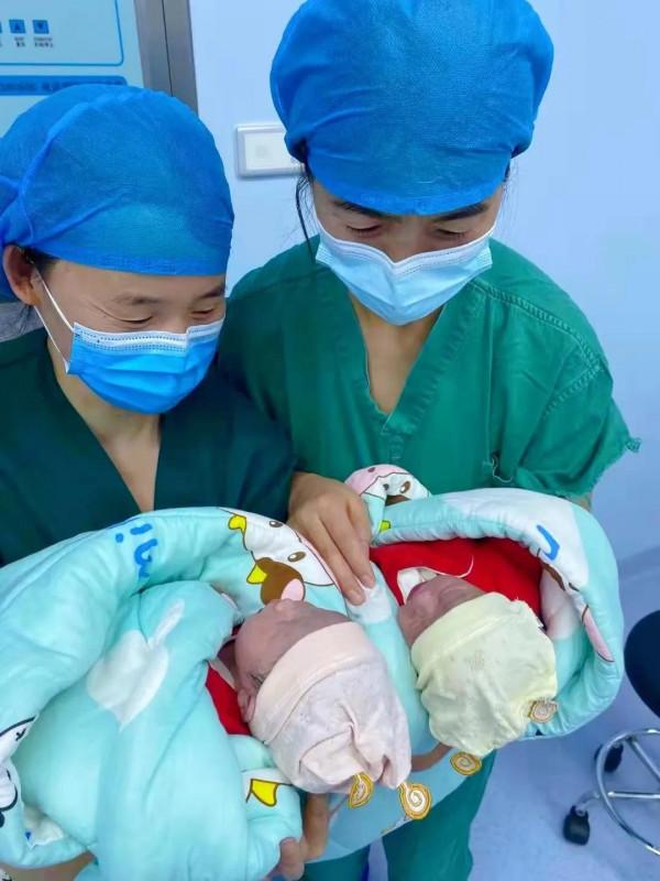 新生兒科醫護人員10天日夜照料 早產龍鳳胎姐弟倆康復出院