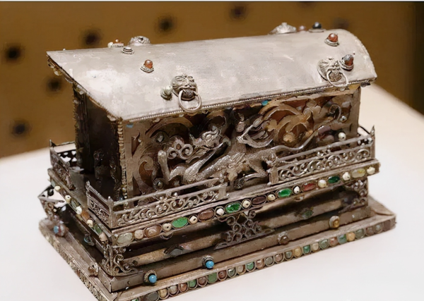 08年，山西古寺挖出唐代金棺，外包五層棺槨，金棺裡面發現舍利子