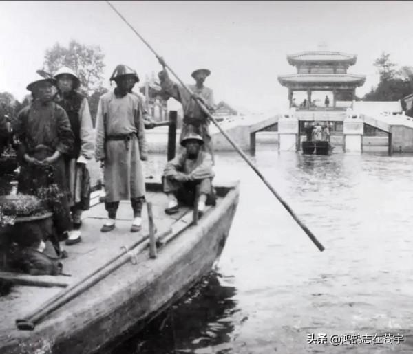 晚清照片：扛鳥槍的捕快，十六人抬的靈柩，太監在頤和園乘船出行