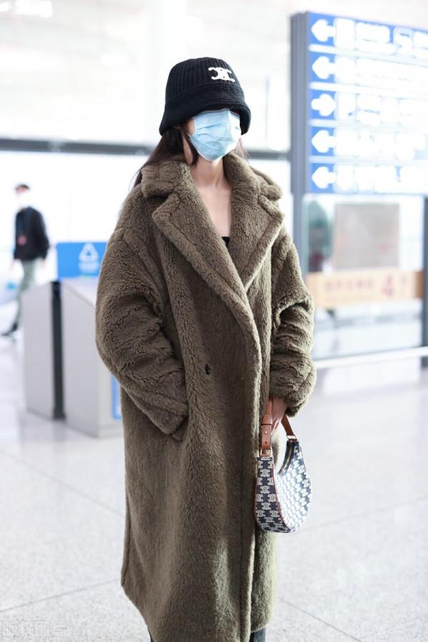 林允這麼怕冷？穿青綠色絨大衣搭配長筒靴時尚又保暖