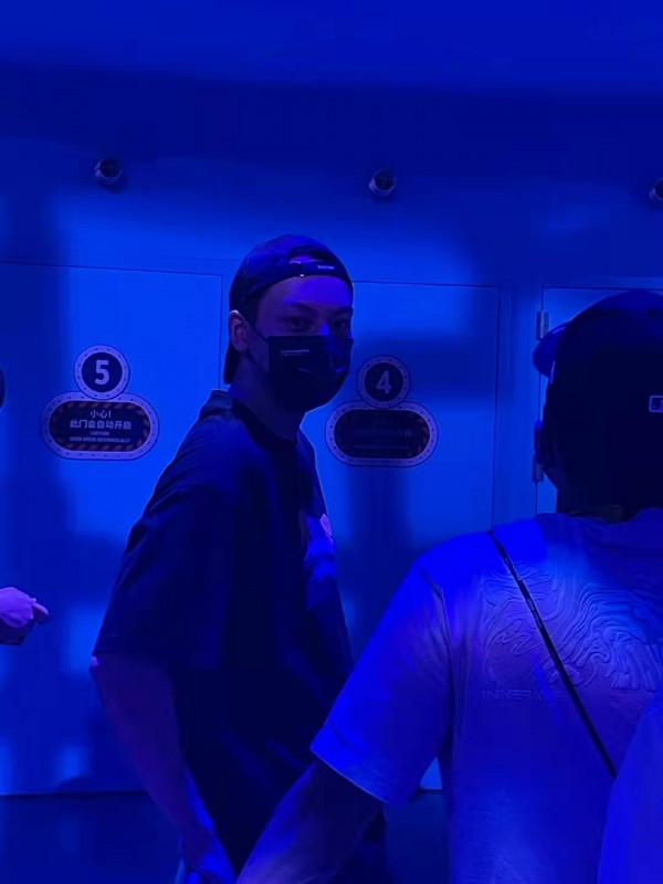 盤點環球影城偶遇明星生圖,白敬亭似商務精英,林依輪兼職賣貨? 盤點環球影城偶遇明星生圖,白敬亭似商務精英,林依輪兼職賣貨?