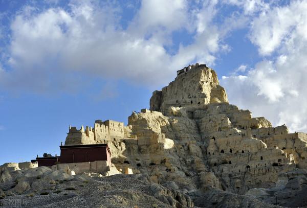 西藏牧民為找丟失的牛，誤入“鬼城”被嚇跑，究竟怎麼回事？