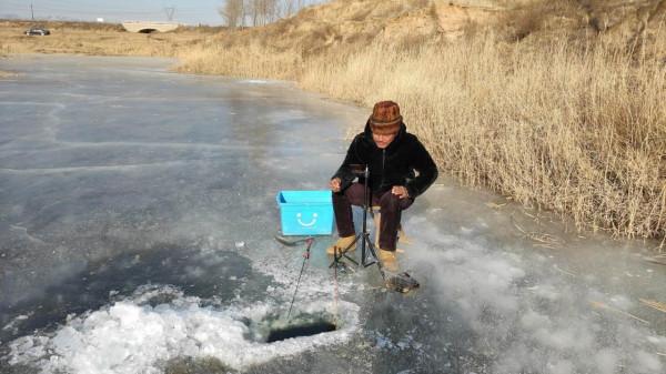 冬天找鯽魚窩其實很簡單，盯著這幾個特徵看，出魚至少好幾盆