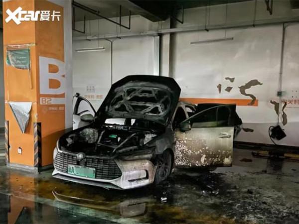 北京突傳比亞迪“爆炸”!車主抱娃逃生,公司最新回應 北京突傳比亞迪“爆炸”!車主抱娃逃生,公司最新回應