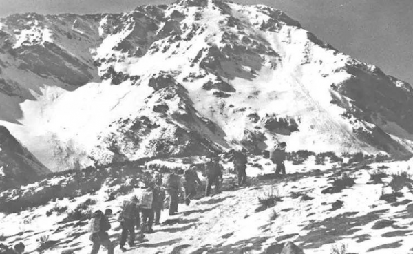 1987年洪學智準備解甲歸田，鄧小平緊急召見：你去當軍委副秘書長