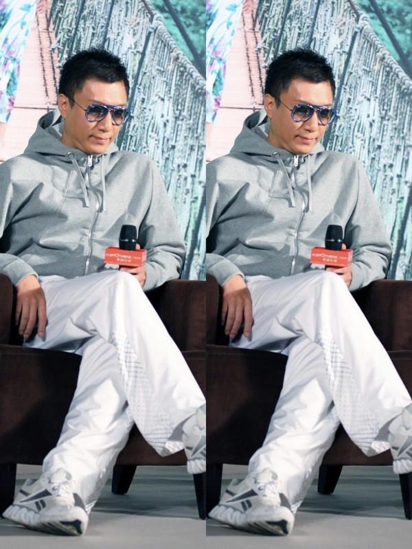 十幾年前的孫紅雷頭髮挺飄逸,戴眼鏡挺乖的,但“大哥範”藏不住 十幾年前的孫紅雷頭髮挺飄逸,戴眼鏡挺乖的,但“大哥範”藏不住