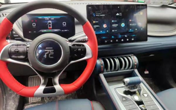 比亞迪新款SUV內飾曝光，全新設計風格，造型很前衛時尚