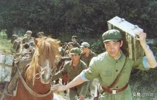 老山作戰，中學生到野戰醫院拉回3000件軍裝，含淚洗血衣