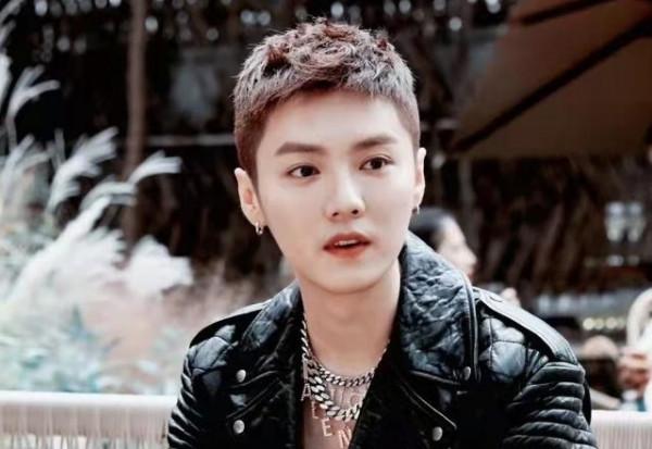 鹿晗剪寸頭扮硬漢，穿皮衣踩5cm高跟靴，看臉卻依然是秀氣小鮮肉