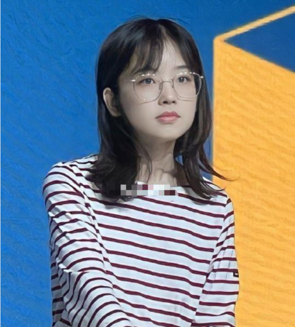 為啥要把央視記者王冰冰&OpenCurlyDoubleQuote;娛樂化&rdquo;，戴個眼鏡也能上熱搜？