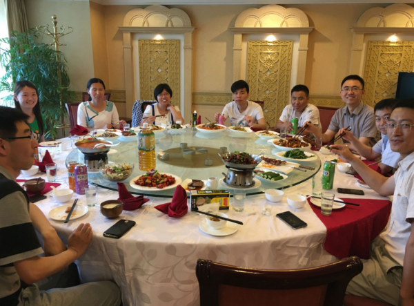 女兒估分650提前辦升學宴，查成績老父傻眼，親戚表示：退錢