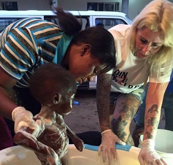 紅極一時的“討水男孩”，1歲被父母當巫童遺棄，後來怎麼樣了