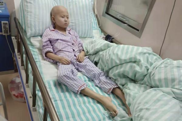 老父親患癌後放棄治療含淚去世，中年父親為救重症兒無助到絕望