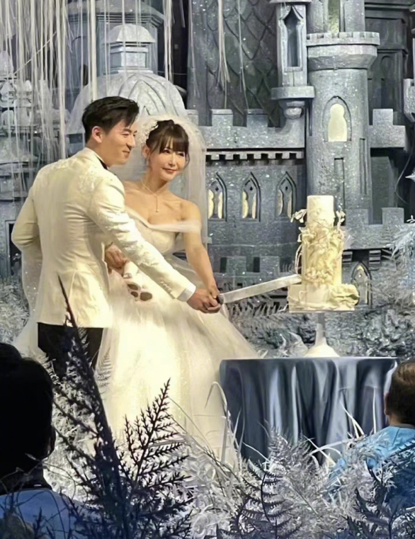 魏千翔被曝結婚生女，與新娘一起切蛋糕，婚禮上懷抱孩子父愛滿滿