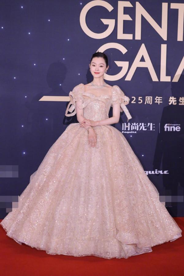 女星走紅毯翻車：楊芸晴龔俊撞衫，張雨綺臉部生硬嚇人，宋軼顯胖