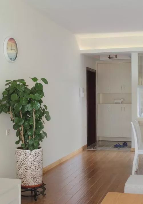 老公堅持窮裝修，牆面只刷白牆就入住，完工後全家人都很滿意