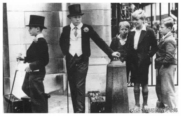 珍貴老照片：卑微的希特勒、豎中指的喬布斯、奧巴馬的全家福