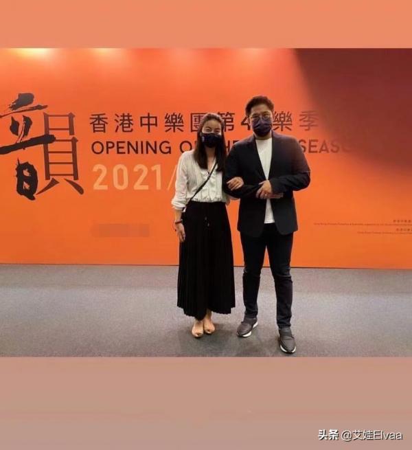 郭晶晶夫婦合體過中秋，穿黑裙挽老公做回小女人，天然的頭骨搶鏡