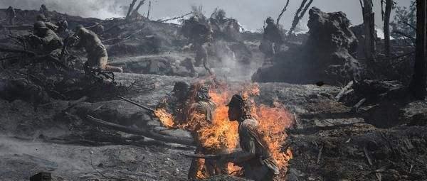 日軍刺刀挑人頭進攻，國軍大刀令日寇膽寒，噴火器把敵人燒成肉碳