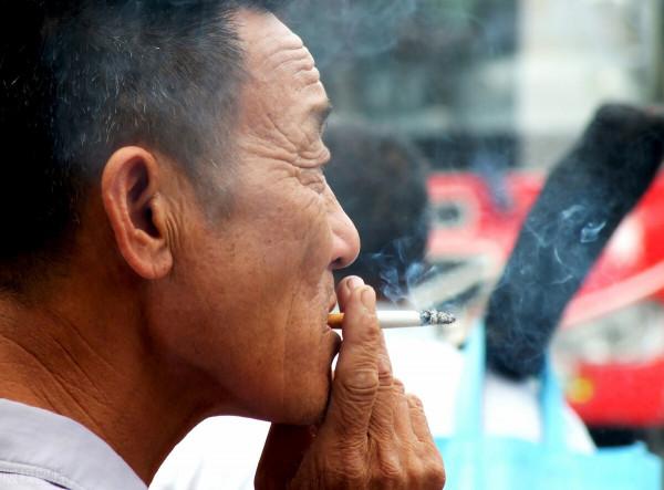 很多老菸民改抽“茶煙”,茶葉做的煙比香菸更健康?給您說清楚 很多老菸民改抽“茶煙”,茶葉做的煙比香菸更健康?給您說清楚