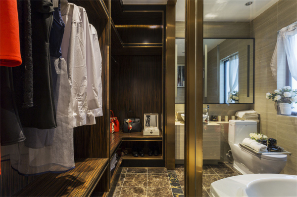 好鞍配好馬，富貴配奢華