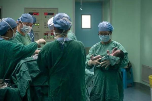 產婦突發羊水栓塞，危急時刻，醫生用一根尿管救了她一命