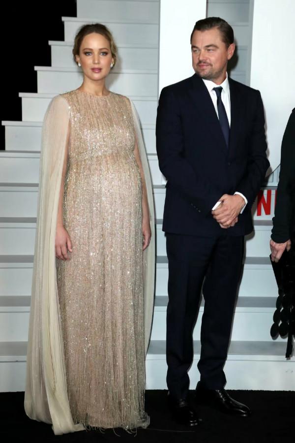 詹妮弗·勞倫斯連續兩天驚豔亮相！挺8月孕肚為新片造勢，真敬業