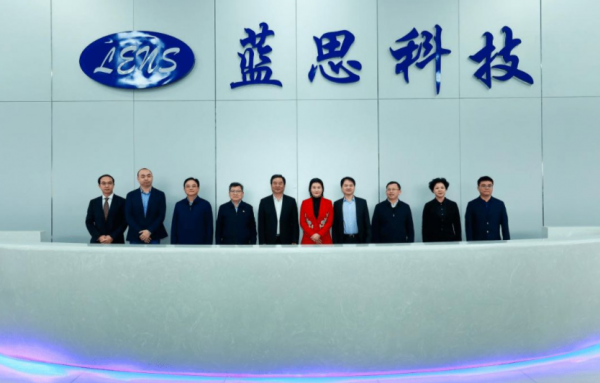 &quot&semi;玻璃女王&quot&semi;周群飛：一婚嫁老闆，二婚嫁自家司機，二十年賺500億