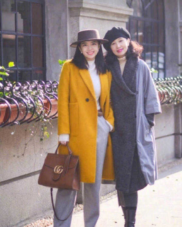 這對母女是博主真會穿！身穿大衣氣質優雅，看著像姐妹花一樣