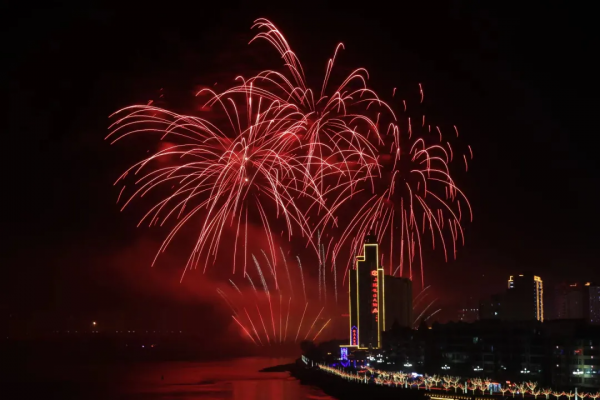【網路中國節】月色嬋娟永靖夜 焰火耀天映新春