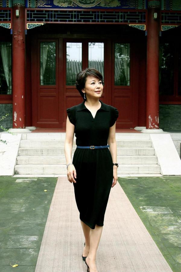 張瑜活成了50後的驕傲，一襲黑色裹身連衣裙端莊穩重，氣質感滿分