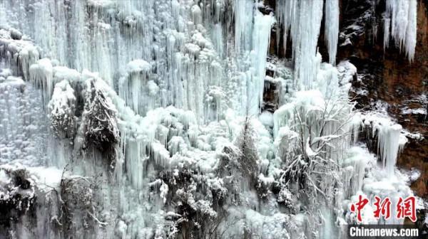 青海互助霧凇冰瀑連綿數里 玉樹瓊枝似“白色王國”