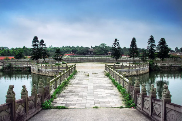 雷州有座千年古祠，全國罕見的五代石人石狗