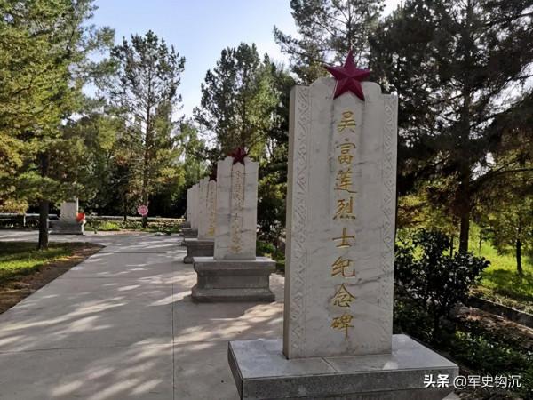 1988年,洪學智到高臺縣烈士陵園,表情嚴肅,步伐緩慢,一言未發 1988年,洪學智到高臺縣烈士陵園,表情嚴肅,步伐緩慢,一言未發