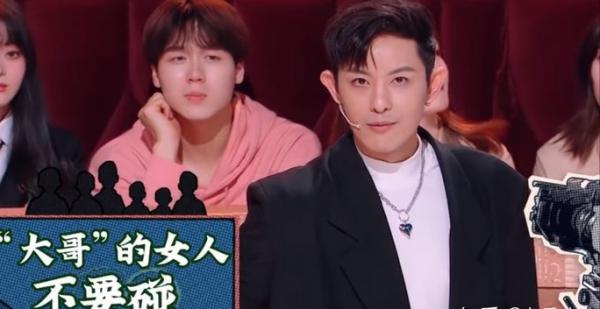 受傷後還在繼續表演!從敖犬的敬業背後,審視中年藝人的不易 受傷後還在繼續表演!從敖犬的敬業背後,審視中年藝人的不易