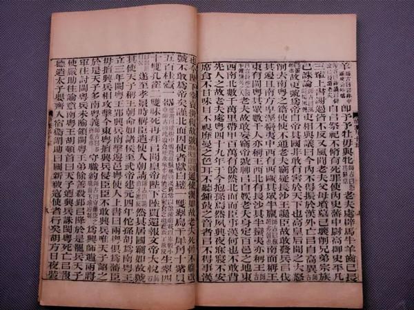 國王看不起胡人進貢的動物，讓人拿去喂虎，誰知老虎卻趴著不敢動