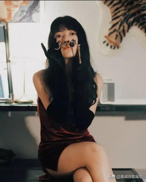 她是北京師範大學的校花,也是校園裡的超級學霸 她是北京師範大學的校花,也是校園裡的超級學霸