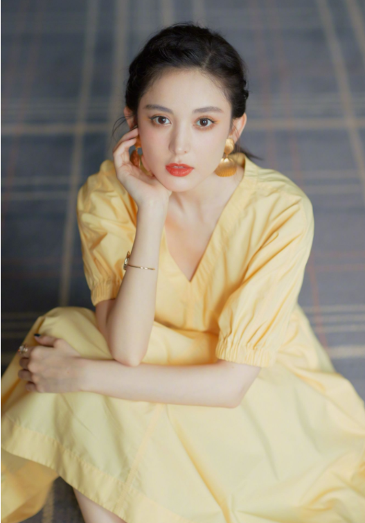 92年的古力娜扎，五官精緻立體，氣質冷豔動人