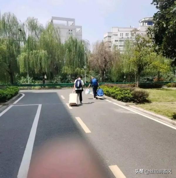 大一新生剛開學被學校勸退，孩子你撩起的是裙子，丟掉的是前途