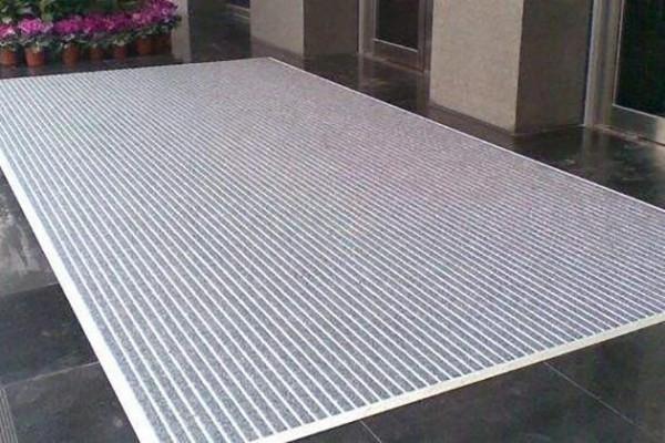 現在誰還在家放地毯啊,這麼髒,如今流行這種,省錢又幹淨,實用 現在誰還在家放地毯啊,這麼髒,如今流行這種,省錢又幹淨,實用