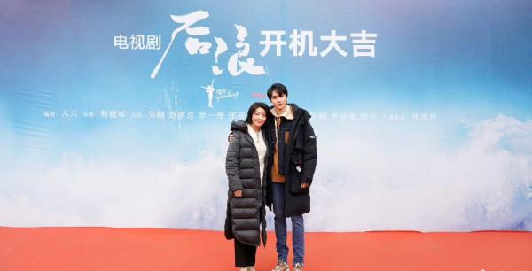 54歲江珊終於復出，不做髮型全場最樸素，奶奶風打扮更暴露年齡