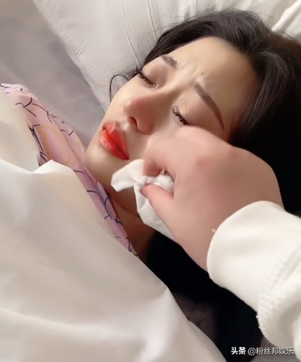 小洲陪媳婦兒坐完月子迴歸,沒報名YY年度盛典,因補稅交了不少錢 小洲陪媳婦兒坐完月子迴歸,沒報名YY年度盛典,因補稅交了不少錢